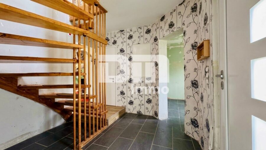 Umfangreich saniertes EFH inkl. PV-Anlage, Terrasse, Wintergarten und Garage - Souterrain Haupteingang Flur / Diele / Windfang